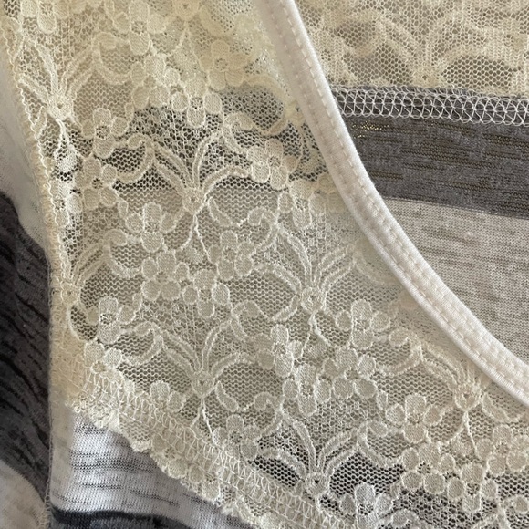 Grey/White/Cream long sleeve top. Tag says XL but fits more like a L - Picture 3 of 4